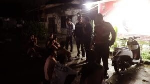 Para pelaku saat diamankan di Polsek Sukawati.