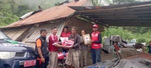 Salah satu korban bencana menerima bantuan dari BPBD dan Damkar Bangli.