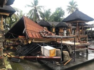 Bangunan di Pura Dalem Dimade, Desa Sidan, mengalami ambruk akibat cuaca buruk.