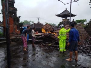 Badai yang terjadi di Kecamatan Gianyar menyisakan kerusakan bale di pura.