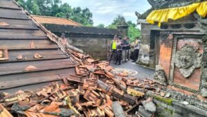 Kondisi bale gong di Pura Dalem Taak, Batubulan rusak akibat angin kencang.