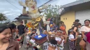 Keseruan anak TK di Desa Taro saat mengarak ogoh-ogoh keliling desa didampingi guru dan orang tua.