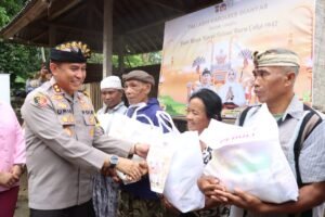Sejumlah warga kurang mampu di Gianyar menerima paket sembako dari Kapolres AKBP Umar.