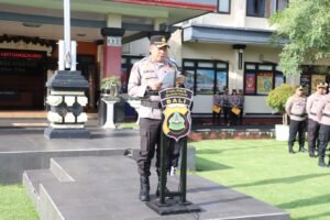 Kapolres Gianyar AKBP Umar saat pimpin Apel Kesiapan Pasukan pada Jumat, 28 Maret 2025, di Lapangan Apel Tri Brata Polres Gianyar.