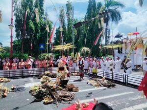 Desa adat Gianyar bersama Pemkab Gianyar menggelar Tawur Agung Kesanga di catus pata Gianyar pada Jumat (28/3/2025).