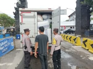 Angkutan barang yang keluar masuk Pelabuhan Padangbai pada Minggu (30/3/2025) diawasi ketat oleh aparat gabungan selama arus mudik.