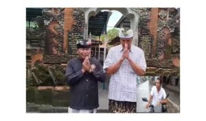 Nengah Sana (kanan) yang naik motor di jalan saat Nyepi minta maaf didampingi Ketua Pecalang Batuyang.