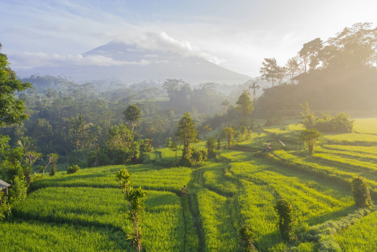 Pemandangan indah berlatar Gunung Agung dari desa Sidemen, Karangasem, Bali (Foto: Geo Tischler/Unsplash)