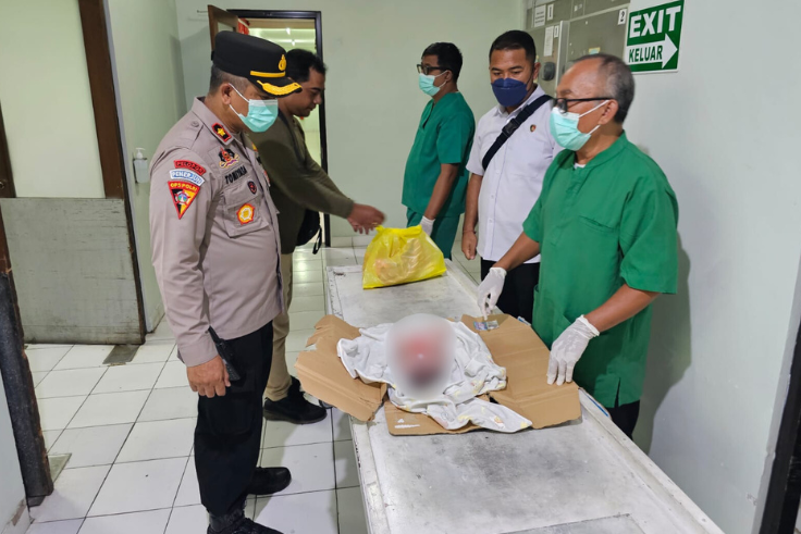 Tim medis melakukan pemeriksaan terhadap jasad bayi perempuan yang ditemukan terkubur di Pantai Padanggalak, Denpasar Timur.