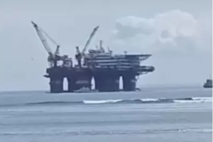 Kapal offshore tertangkap kamera saat berada di perairan Tanjung Benoa, Bali. (Istimewa)