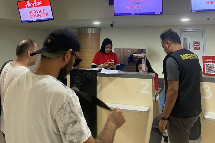 Dua warga negara asing (WNA) asal Turkiye, MT (39) dan FY (31) dideportasi melalui Bandara Internasional I Gusti Ngurah Rai pada Rabu, 5 Maret 2025.