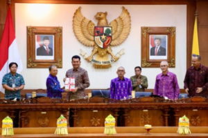 Gubernur Bali Wayan Koster menyerahkan dokumen Revisi Perda PWA dalam Sidang Paripurna DPRD Bali pada Rabu 19 Maret 2025. (Foto: Kabarbalisatu)