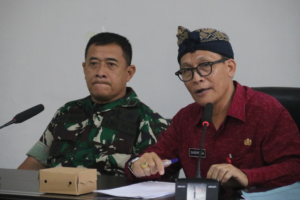 Asisten 1 Setda Buleleng, Gede Sandhiasa (kanan) pada rapat persiapan HUT Kota Singaraja ke-421, Kamis. (Foto: Istimewa)