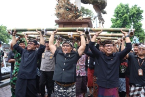 Wakil Gubernur Bali, I Nyoman Giri Prasta, bersama Wali Kota Denpasar, I Gusti Ngurah Jaya Negara, dan jajaran Forkopimda, ikut mengarak ogoh-ogoh dalam pembukaan Kasanga Festival Yowana Pasikian Kota Denpasar 2025 di kawasan Patung Catur Muka, Denpasar, Jumat (21/3/2025).