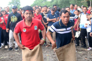 Keseruan lomba olahraga tradisional yang diikuti ASN Buleleng, Jumat.