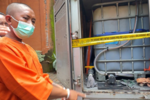 Ketut Agus saat menunjukkan mobil modifikasi berisi tandon yang digunakannya saat beraksi.