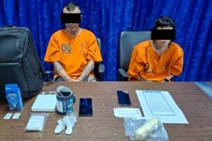 EJS dan EG diamankan pertugas BNNP Bali bersama barang bukti narkoba.