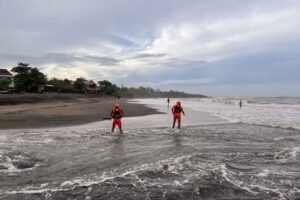 Tim SAR gabungan melakukan pencarian nelayan yang hilang di Perairan Tanah Lot.