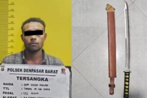 Pelaku beserta barang bukti parang yang digunakan dalam aksi penyerangan diamankan. (Istimewa)