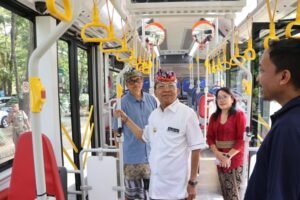 Gubernur Bali resmikan prototype bus listrik Gubernur Koster di depan Gedung Wiswa Sabha Utama Kantor Gubernur Bali, Kamis (10/4/2025).