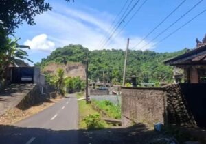 Kondisi Bukit Gunaksa yang tampak gundul dari kejauhan.