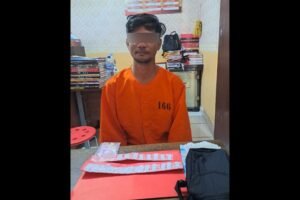 Tersangka HJ (32), driver online, diamankan polisi usai kedapatan membawa 23 paket sabu.