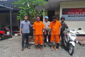 Agus Candra Kurnia alias Gareng dan Moh Sutomo diamankan bersama barang bukti di Mapolsek Denpasar Utara.