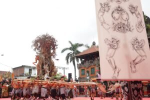 Ogoh-ogoh Batan Merem duta Tegallalang mengawali pawai budaya serangkaian HUT Kota Gianyar.
