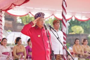 Gubernur Bali, Wayan Koster saat memimpin apel serangkaian HUT Kota Gianyar.