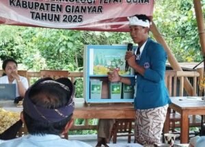 Wayan Parel menjelaskan metode kerja alat pilah sampah otomatis yang menggunakan sensor.