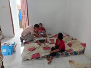 Warga Sental Kangin yang tinggal di pengungsian dicek kesehatan oleh petugas dari KRIS Klungkung.