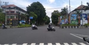 Kota Denpasar tampak lengang saat hari raya Idulfitri. (Foto: Angga Wijaya)