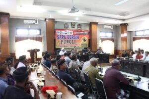 Tim Saber Pungli Gianyar saat memberikan bimbingan dan penyuluhan ke para bendesa adat se-kabupaten Gianyar, pada Kamis (3/4/2025).