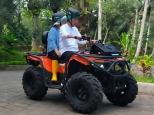 Jokowi membonceng cucunya menjajal motor ATV di Gianyar.