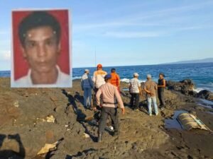 Petugas gabungan mencari Wayan Suwitra di Pantai Mimba, Padangbai, karena sejak Sabtu lalu belum pulang ke Bangli.
