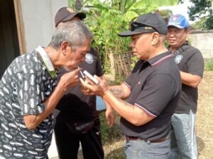 Pria dengan gangguan jiwa (kiri) diamankan oleh petugas Satpol PP Gianyar.
