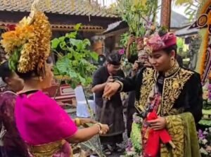 Pasangan pengantin utu Eka Aditiya dan Luh Putu Prema Shanti Putri Saraswati, menikah dengan konsep ramah lingkungan.