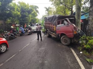 Unit Laka Polsek Gianyar menangani kecelakaan truk dan mengatur arus lalu lintas di Jalan Samplangan Gianyar, Kamis (10/4/2025).