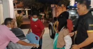 Ibu hamil berusaha jalan kaki sejauh 2 km ke rumah sakit karena jalur alami longsor.
