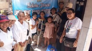 Sekaha Demen Lansia Gianyar saat berkunjung ke lansia kurang beruntung di Patolan, Pering, Gianyar.