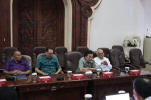 Para guru besar ikut rembug bersama DPRD Gianyar membahas regulasi Raperda Pelestarian Seni dan Budaya.