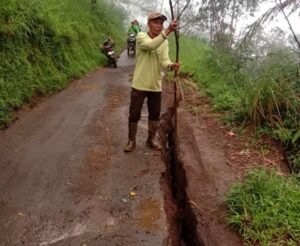 Jalan di Temukus ini mengalami retak dan membahayakan pengguna jalan.