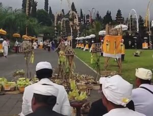 Pihak desa adat Besakih menggelar ritual prayascita di bencingah pura demi menjaga kesucian usai kasus pemukulan pecalang.