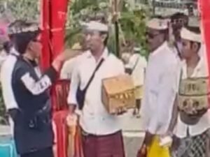Adu argumen terjadi saat karya IBTK antara pecalang dan pemedek di luar Pura Agung Besakih.