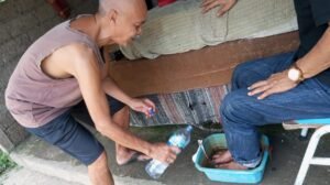 Ngakan Ariana membuat alat terapi sederhana untuk sembuhkan berbagai macam penyakit.