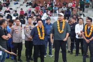 Menpora Dito (tengah) didampingi Ketum PSSI Erick Thohir di Bali United Training Center, Gianyar.
