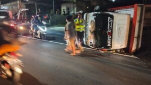 Truk mengalami rem blong hingga terguling.