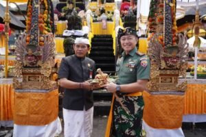 Pangdam Udayana Mayjen Piek (kanan) dan bendesa Besakih di Pura Agung Besakih.