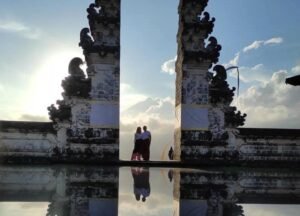 Wisatawan berswafoto di candi bentar areal madya mandala Pura Agung Lempuyang dengan latar belakang Gunung Agung Karangasem.
