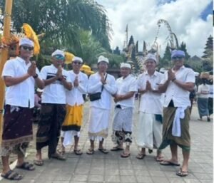 Tujuh sahabat ini berlari dari Alun-alun Gianyar menuju Pura Agung Besakih.